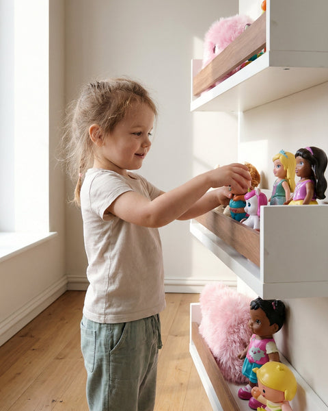 Cuando todo está a su altura, también crece su confianza. Muebles pensados para que puedan alcanzar, ordenar y decidir solos.  Un nuevo comienzo cada día.