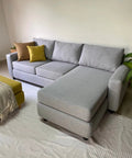 Sofá con chaise gris claro - Open Hogar