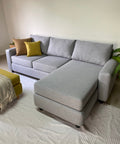 Sofá con chaise gris claro - Open Hogar
