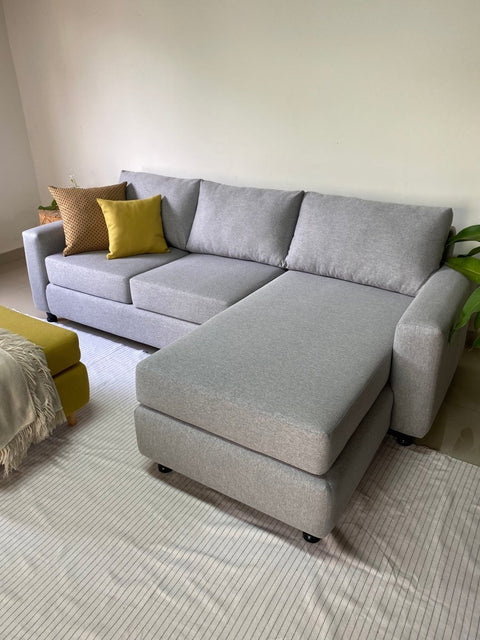 Sofá con chaise gris claro - Open Hogar
