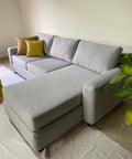Sofá con chaise gris claro - Open Hogar
