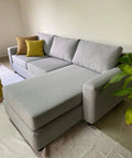 Sofá con chaise gris claro - Open Hogar